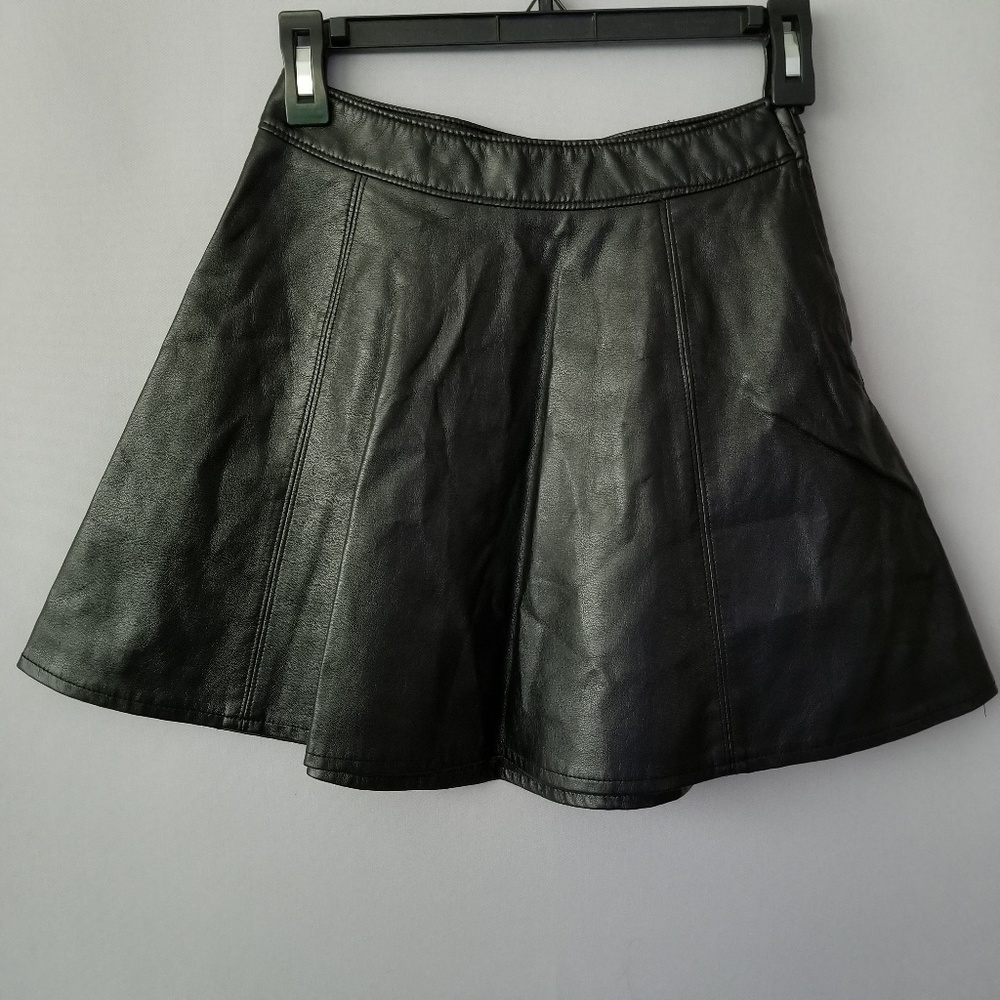 X H&M DIVIDED SIDE ZIP FAUX LEATHER BLACK SKIRT